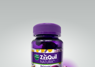 Mejora tu sueño con ZzzQuil Natura Gummies, un suplemento con melatonina y valeriana para noches de descanso reparador, con descuento por unos días