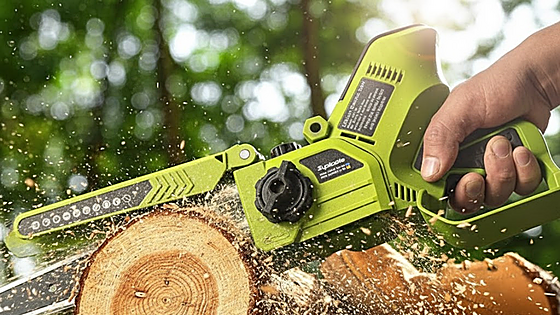 1300W de potencia y dos baterías incluidas: la mini motosierra que poda como una de Bosch y que está arrasando en Amazon