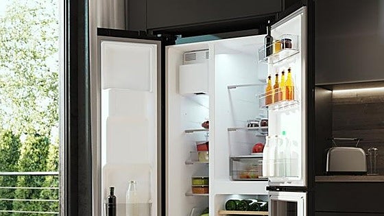 Este frigorífico americano Cecotec con vinoteca integrada es perfecto para familias grandes