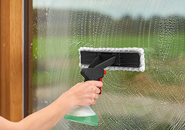Olvídate del trapo y el spray: el limpiador a batería de Bosch quita todas las marcas de los cristales por 45 euros