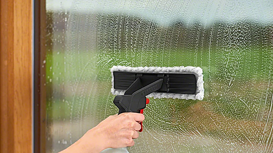 Olvídate del trapo y el spray: el limpiador a batería de Bosch quita todas las marcas de los cristales por 45 euros