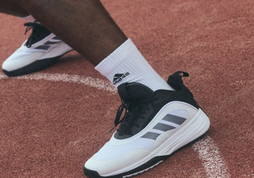 Puedes combinar comodidad y estilo para looks casuales y urbanos con las zapatillas adidas Own The Game 3: Explora las ofertas de Amazon