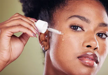 Cinco sueros con péptidos para suavizar las arrugas, restaurar la firmeza y revelar una piel más firme