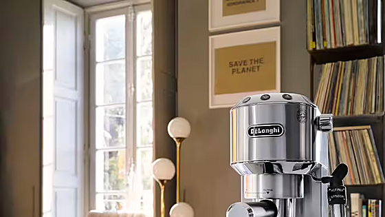 La De'Longhi Dedica cae a mitad de precio y los fans del café ya tienen una cafetería en casa