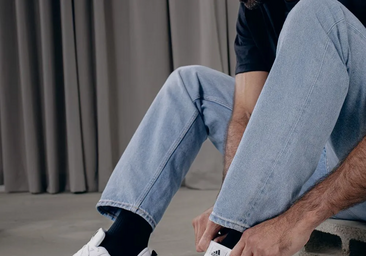 Unas Adidas blancas clásicas a mitad de precio: el modelo que vale para ir en traje y en chándal