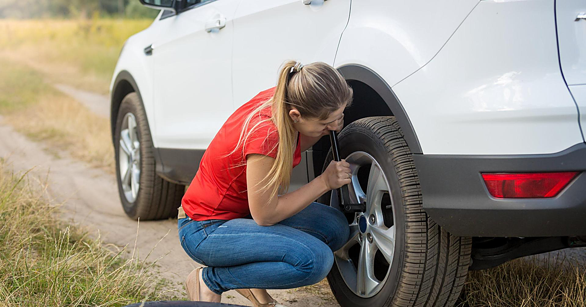 Arranca coches, infla ruedas y cabe en la guantera: el dispositivo 3 en 1 que te salva los viajes