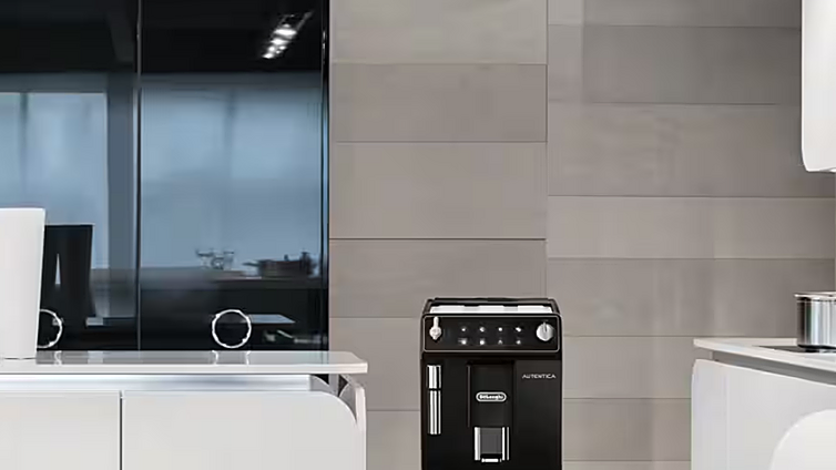 La cafetera De'Longhi Autentica te espera en PcComponentes a menos de la mitad de precio: compacta, potente y de calidad profesional