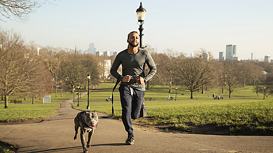 Los auriculares que recomiendan muchos runners: no se caen, no molestan y solo valen 100 euros