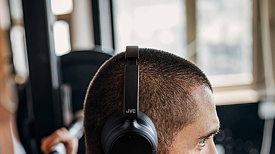 50 horas de batería y cancelación de ruido al 50%: los auriculares JVC que siempre rinden