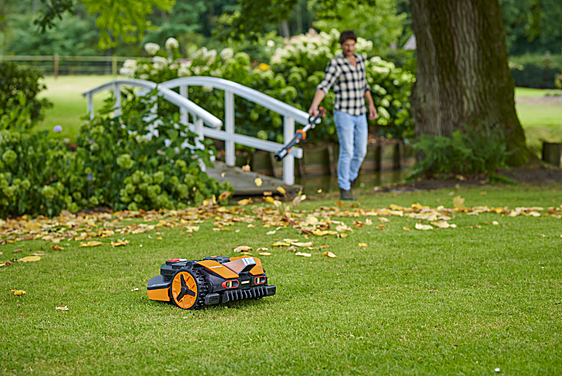 Ten tu jardín perfecto con este robot cortacésped que tienes ahora por 100€ menos en Leroy Merlin