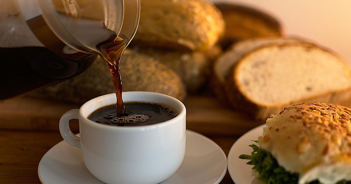 Las 5 cafeteras HiBREW que yo compraría antes que una De'Longhi: café top por menos de 200 euros