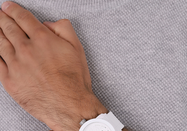 El accesorio que vuelve a estar de moda: relojes blancos elegantes y muy fáciles de combinar