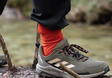 Adidas rebaja sus zapatillas de senderismo más cómodas para perderte por la montaña en primavera