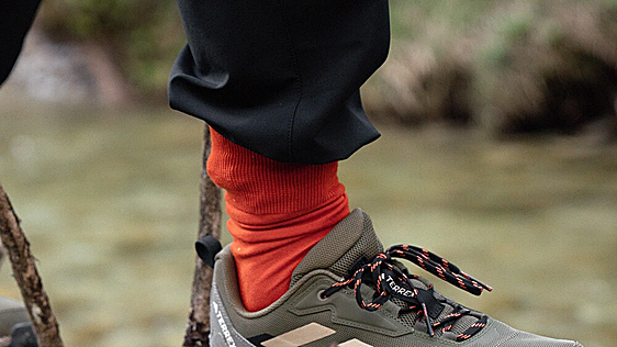 Adidas rebaja sus zapatillas de senderismo más cómodas para perderte por la montaña en primavera