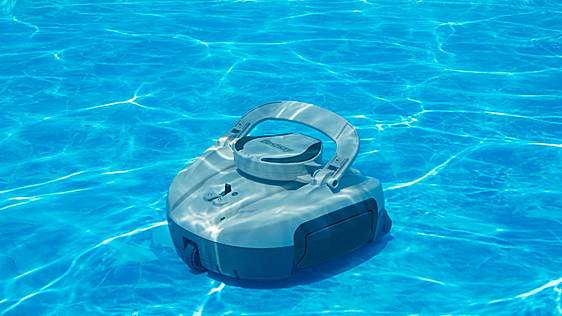 Estos robots para piscina limpian suelo, paredes y línea de agua sin cables y ahora con rebajas