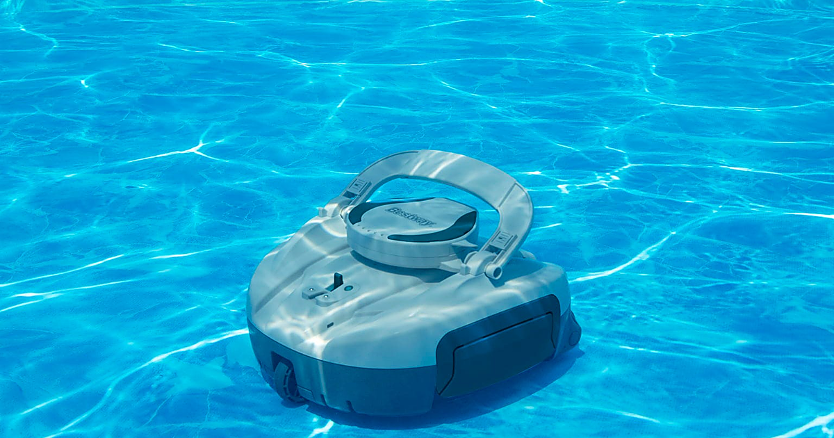Estos robots para piscina limpian suelo, paredes y línea de agua sin cables y ahora con rebajas