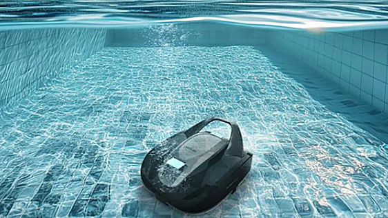 El robot limpiafondos de Leroy Merlin para olvidarte de limpiar la piscina este Verano