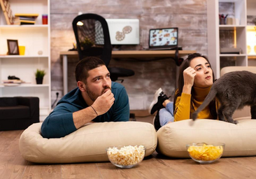 Los mini proyectores que recomiendan los fans del cine en casa: arrasan por menos de 70 euros