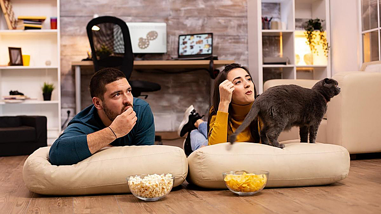 Los mini proyectores que recomiendan los fans del cine en casa: arrasan por menos de 70 euros