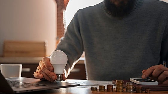 Mejores compañías de luz 2026: guía para cambiar de tarifa y ahorrar este verano