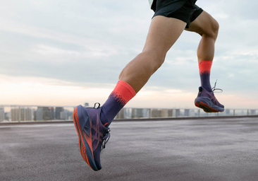 Es como correr sobre espuma: así es la Asics Novablast 5, el modelo ideal para tus rodillas