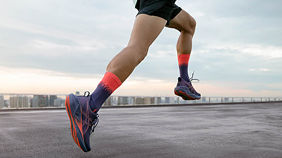 Como correr sobre espuma: así son las Asics Novablast 5, el modelo ideal para cuidar tus rodillas