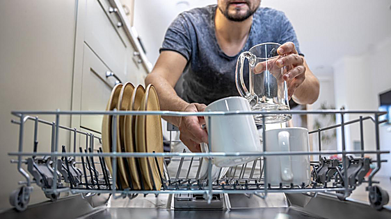Adiós a fregar a mano: los lavavajillas portátiles que los expertos aconsejan en cocinas pequeñas