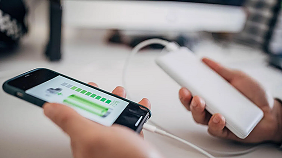 Las 10 powerbanks que te cargan móvil, tablet y portátil en menos de lo que encuentras un enchufe