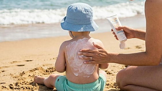 Hidrata y protege al mismo tiempo: cuatro cremas para llevar siempre este verano