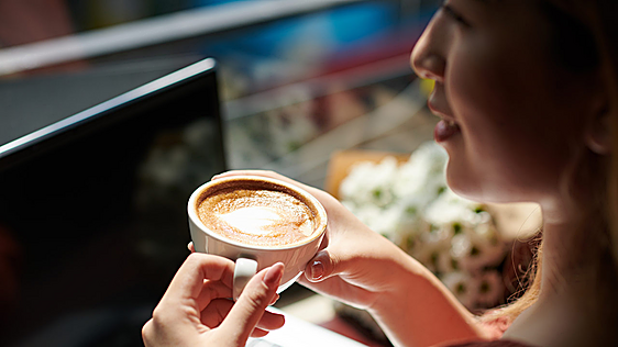 Sin cápsulas y cremoso de verdad: la cafetera HiBREW rebajada con 20 bares y temperatura ajustable