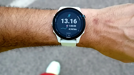 El Garmin ideal para correr medias maratones: con batería para 14 días, pulsómetro óptico y NFC