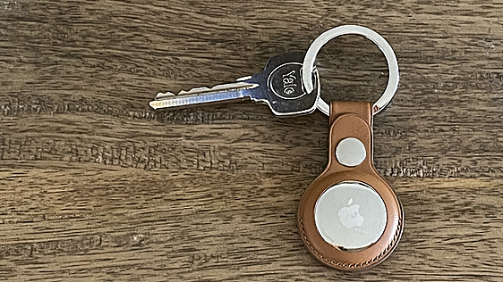 El pack de cuatro AirTag con chip U1 es el gasto que te hace olvidar dónde dejaste las llaves