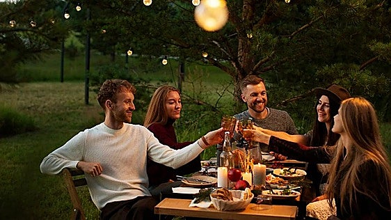 El set de Bauhaus que convierte una terraza vacía en un comedor para seis y no ocupa en invierno