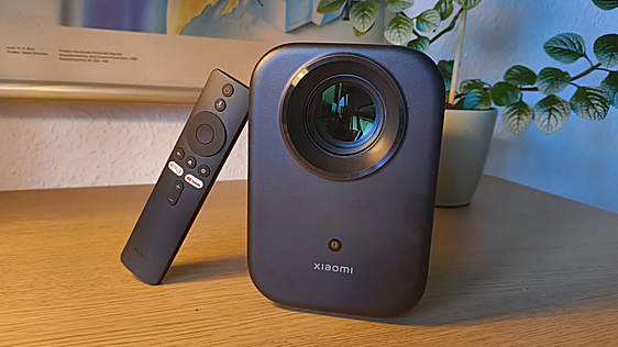 Si no quieres una TV enorme en el salón: este proyector Xiaomi monta la pantalla que necesitas