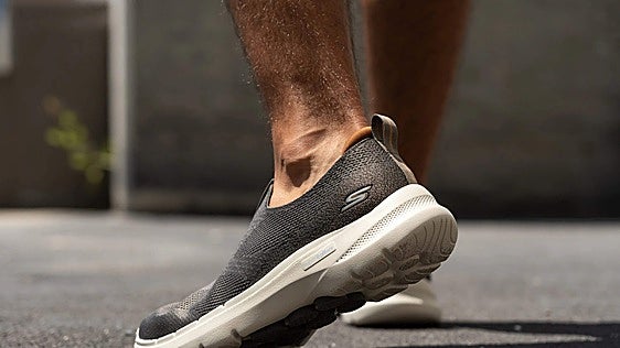 Tres Skechers de hombre con memory foam que se calzan sin manos: diario, gimnasio y calle