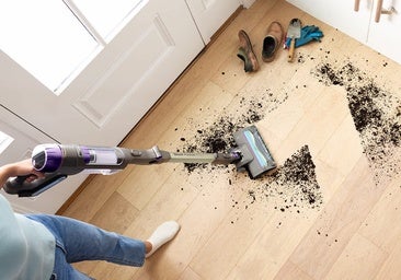 Una aspiradora sin cable con autovaciado y 70 minutos: la Shark que limpia la casa de un tirón