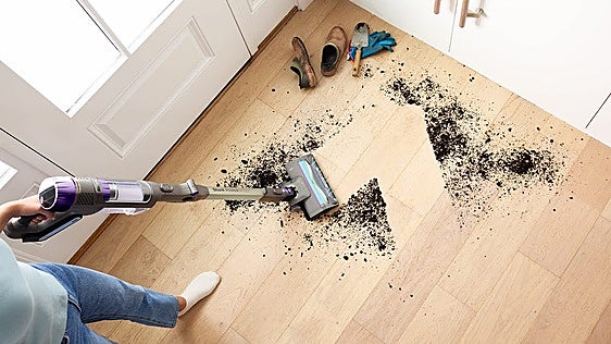Una aspiradora sin cable con autovaciado y 70 minutos: la Shark que limpia la casa de un tirón