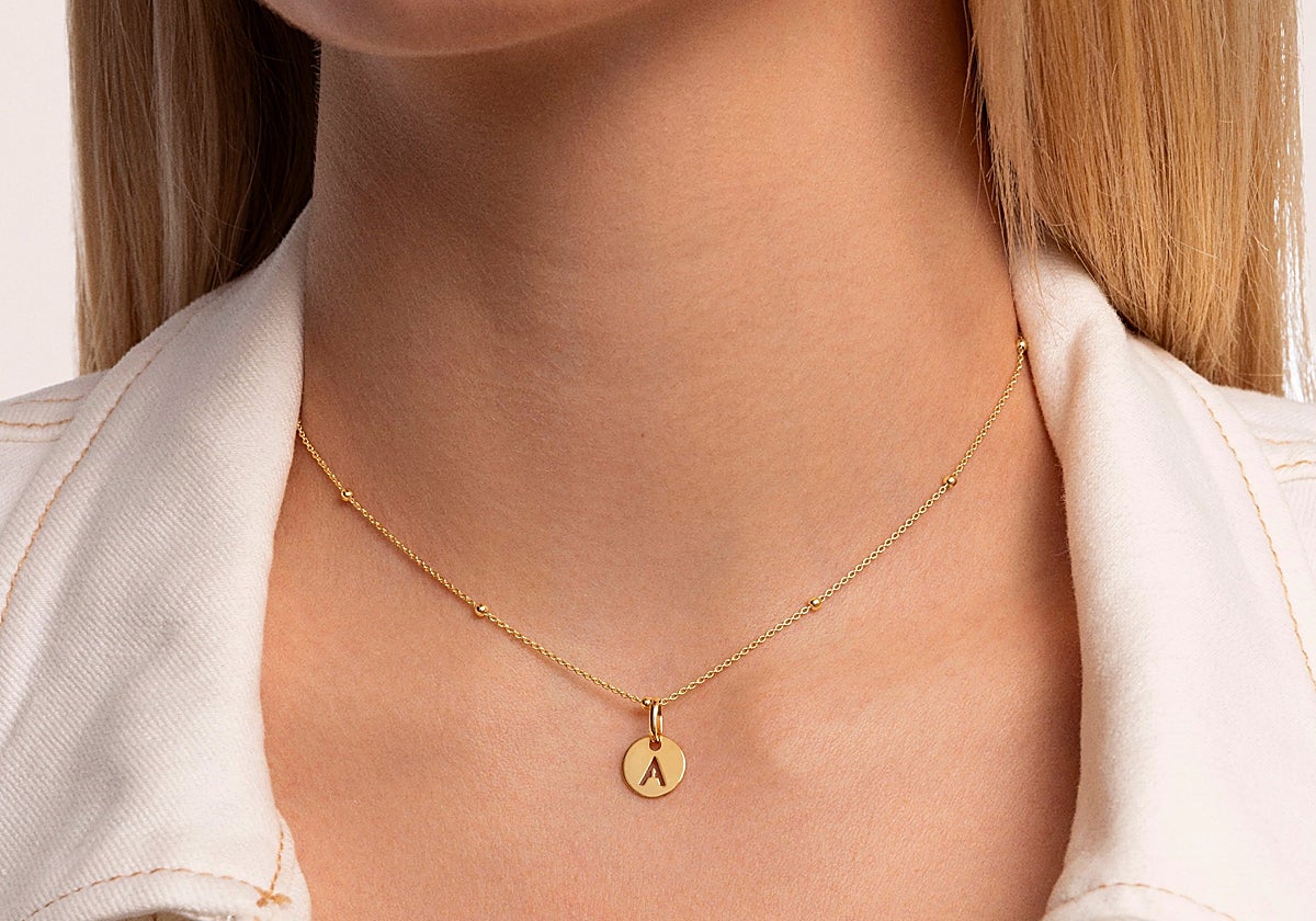 Charm de inicial en plata de ley con baño de oro: el medallón de letra de Singularu