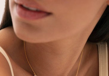 La joyería marinera vuelve cada verano y Singularu la firma en un collar bañado en oro