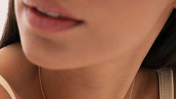 La joyería marinera vuelve cada verano y Singularu la firma en un collar bañado en oro
