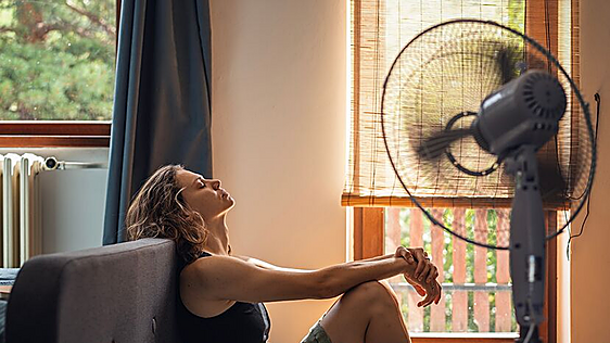 Aspas retráctiles y motor DC: así es el ventilador de techo de mi habitación para dormir fresco