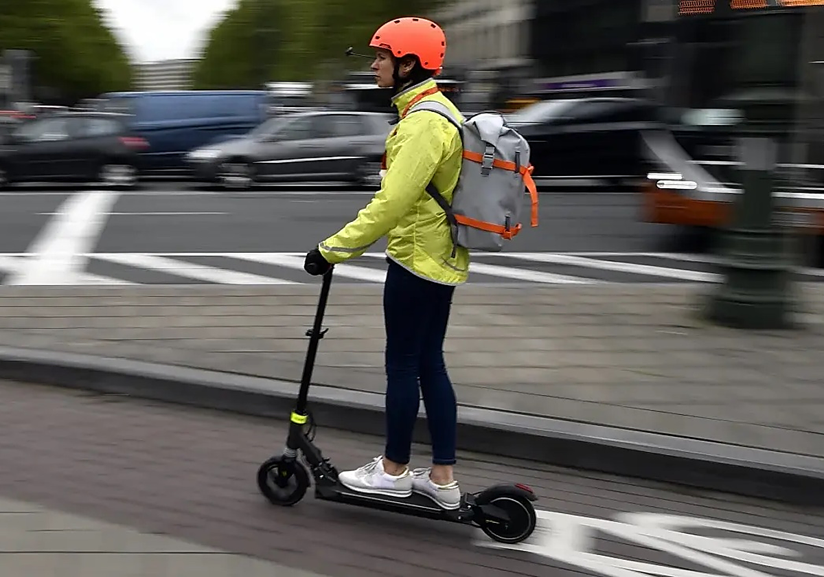 El patinete eléctrico de marca española con frenos de disco que es ideal para moverse por ciudad