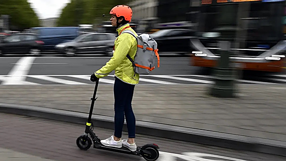 El patinete eléctrico de marca española con frenos de disco que es ideal para moverse por ciudad