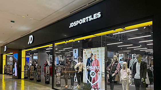 Van con vaquero, chino y bermuda: 6 zapatillas clásicas de calle con hasta un 50% en JD Sports