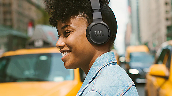 Se pliegan y caben en una mochila: los auriculares JBL perfectos para el trajín diario