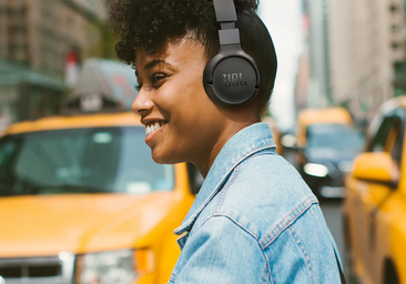 Se pliegan y caben en una mochila: los auriculares JBL perfectos para el trajín diario