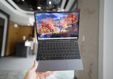 Pequeño, táctil y con Windows completo: el portátil 2 en 1 de CHUWI que cabe en una mano