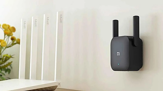 Adiós a la zona sin wifi del pasillo: este repetidor triplica la cobertura sin cambiar de router