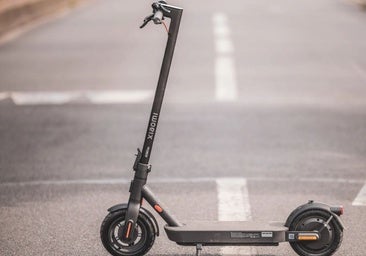 Pesa poco y se pliega en un gesto: el patinete eléctrico de Xiaomi perfecto para ir a trabajar