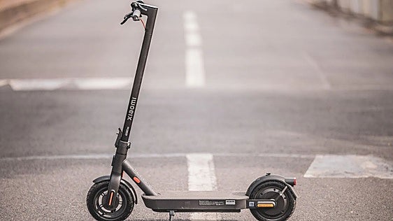 Pesa poco y se pliega en un gesto: el patinete eléctrico de Xiaomi perfecto para ir a trabajar